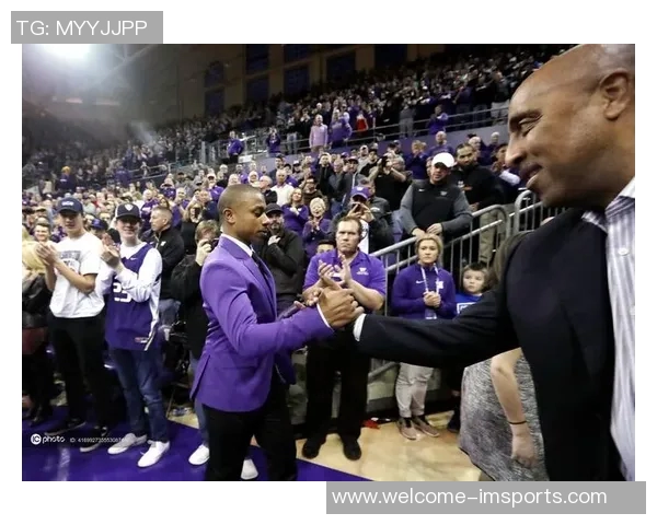 小托马斯重返母校华盛顿大学观看比赛社交媒体热情欢迎他回归